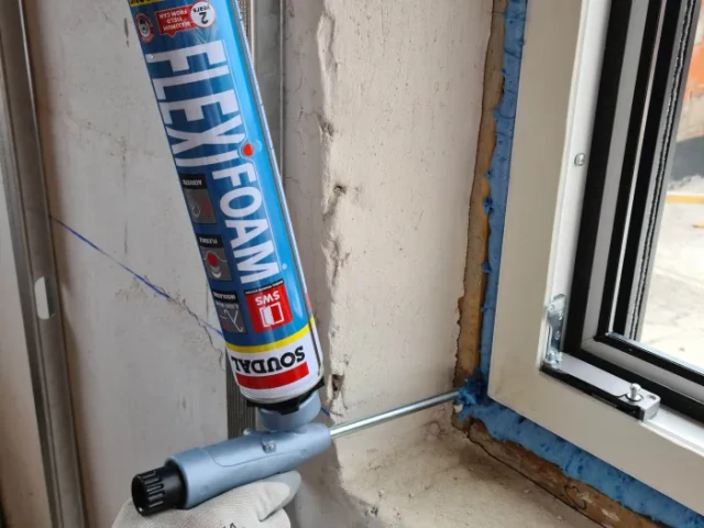 Заполнение зазора между рамой и стеной пеной: фотография Soudal